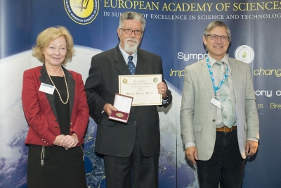 Manuel García Velarde recibe la Medalla Blaise Pascal de Física 2015, de la Academia Europea de Ciencias